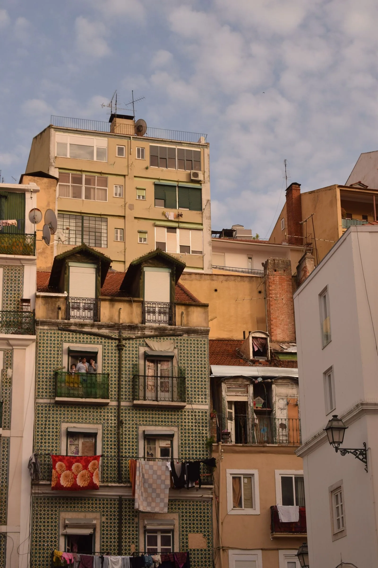 Fachadas de edifícios residenciais numa rua de Lisboa