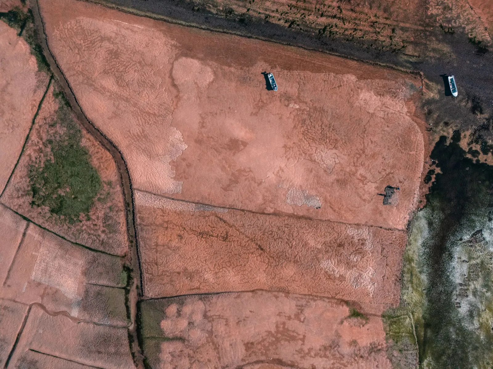 Ländliche Landschaft und Prüfung von Grundstücksbeschränkungen