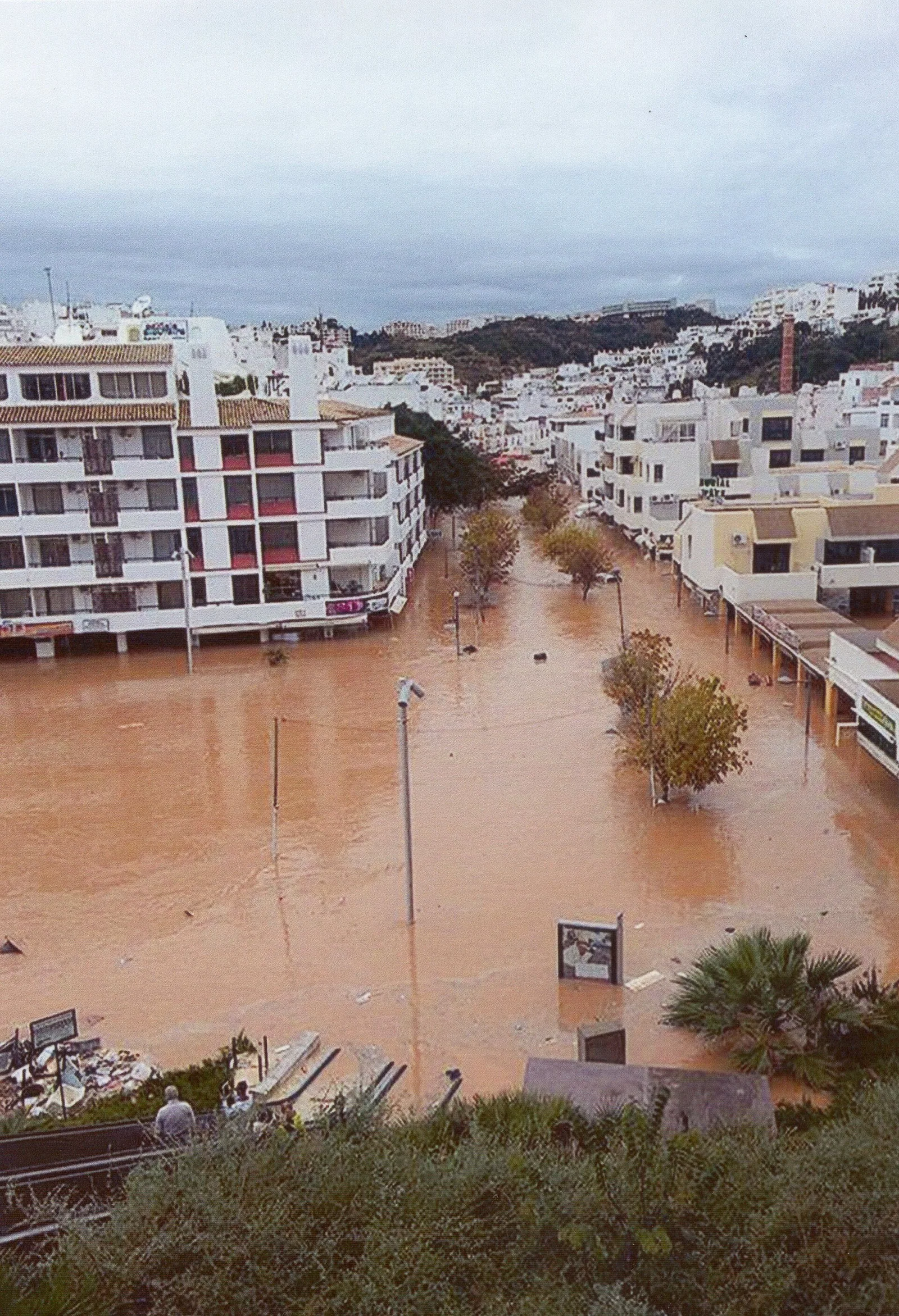 Inondation de 2015 dans le centre d’Albufeira ; photo historique, pas une carte du PDM